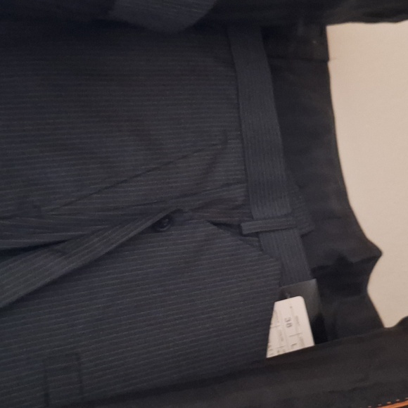 Black and Gray, 3 Peaces Wool Suit. Notch Lapel - Picture 4 of 4